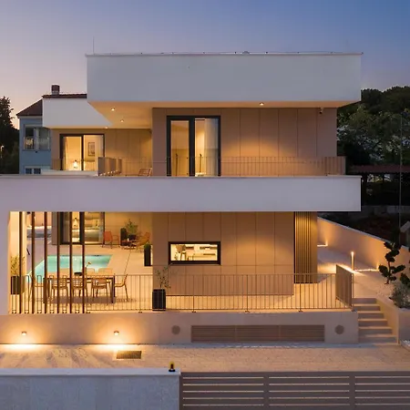 Monet- Beachside Luxury With Heated Pool Villa *