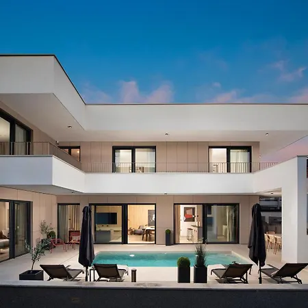 Villa Monet- Beachside Luxury With Heated Pool