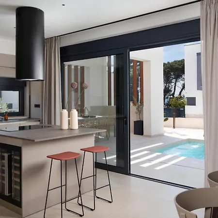 Monet- Beachside Luxury With Heated Pool *