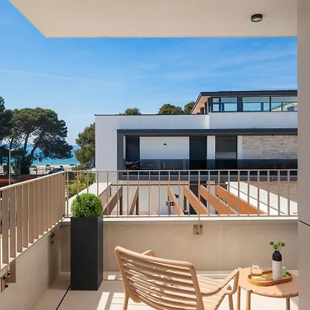 Monet- Beachside Luxury With Heated Pool Villa