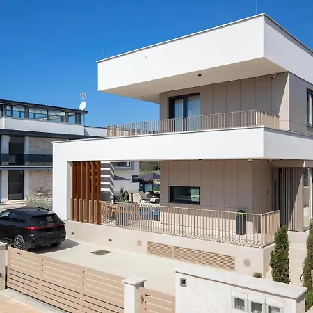 Villa Monet- Beachside Luxury With Heated Pool Fazana
