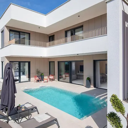Monet- Beachside Luxury With Heated Pool *